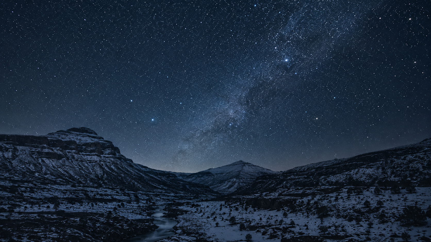 Cielo estrellado sobre un valle nevado de Teruel