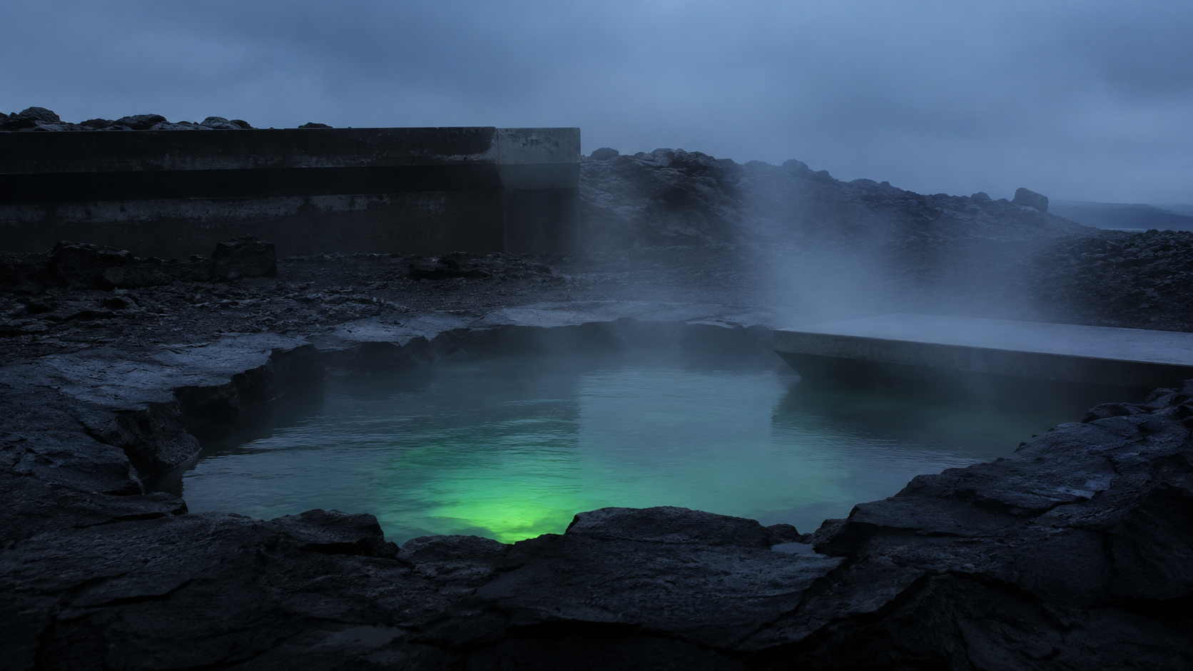 Poza de agua termal humeante entre montañas de España a la hora azul, identidad visual de Wellna