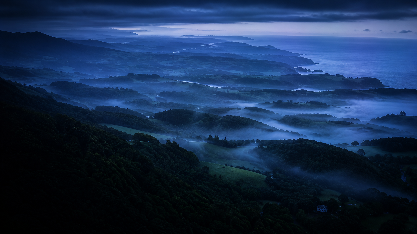 Paisaje amplio de España a la hora azul con niebla en los valles