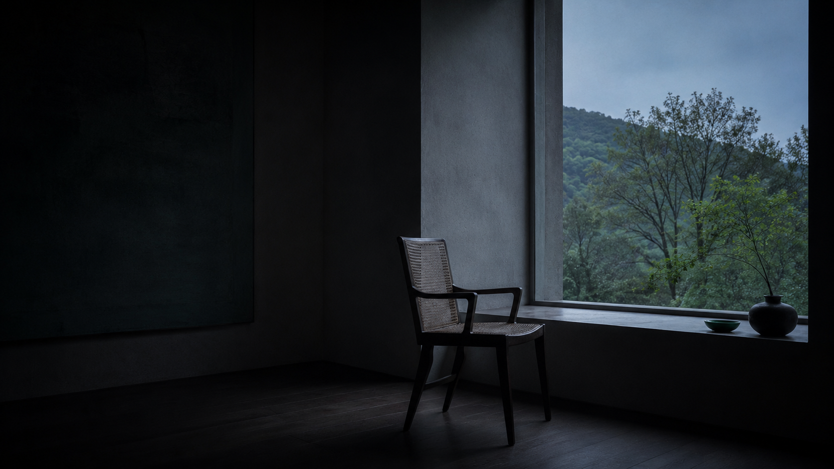 Una silla vacía junto a una ventana con luz suave, interior sereno a la hora azul