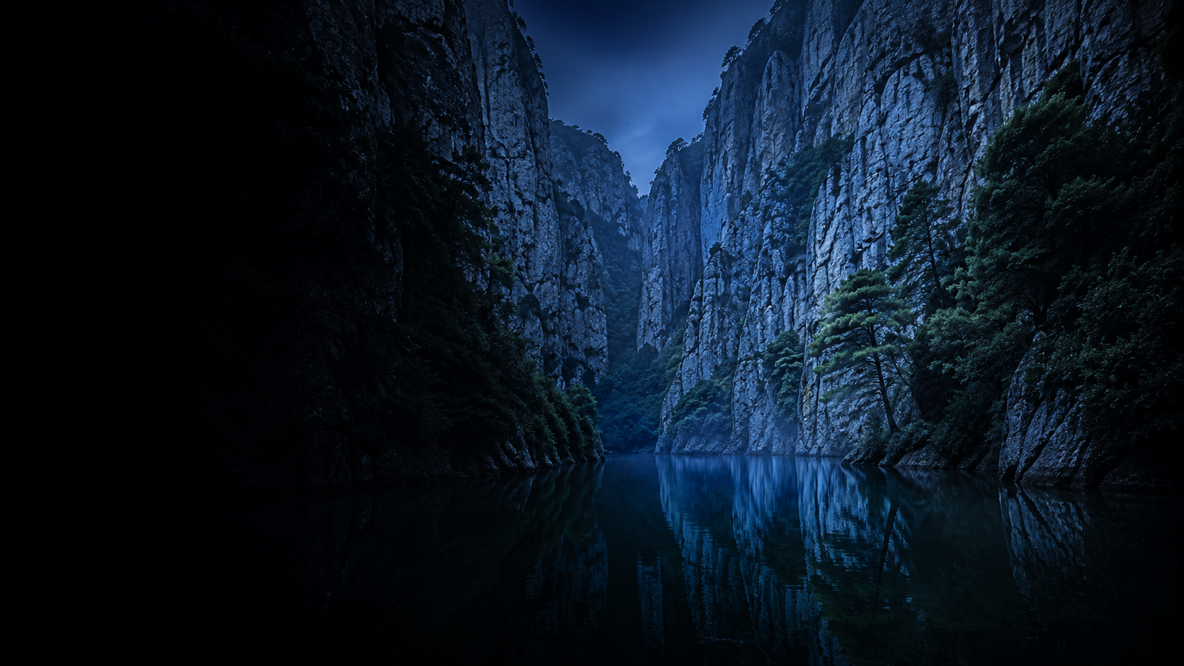 Hoz de un río entre altas paredes de roca en la Serranía de Cuenca a la hora azul