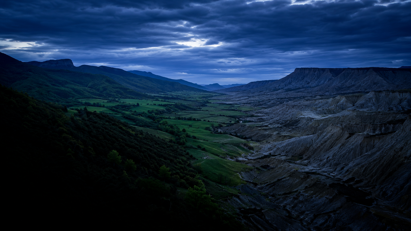 Contraste de paisaje navarro, valle verde al norte y tierra árida al sur, a la hora azul, sin nadie a la vista