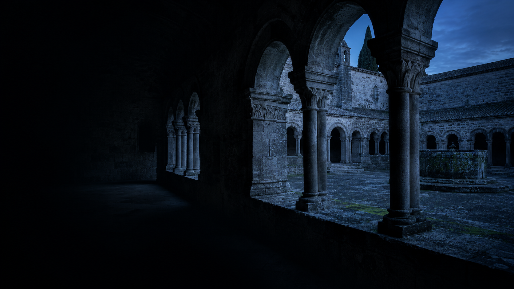 Claustro de piedra vacío en penumbra a la hora azul, sin nadie a la vista