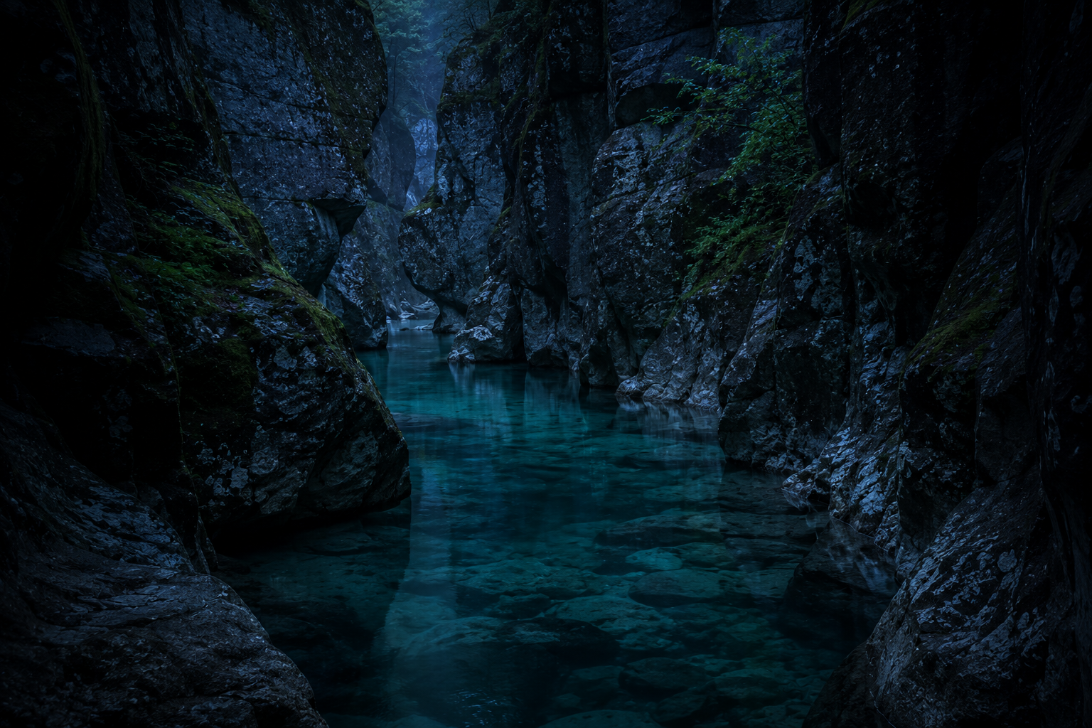 Pozas de agua entre altas paredes de roca caliza en una garganta de río, a la hora azul