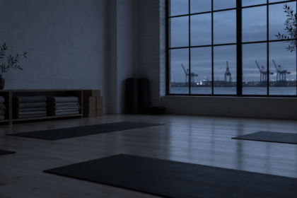 Yoga en Algeciras con escuela certificada en la Plaza Alta y la única sala de la ciudad con hamaca aérea