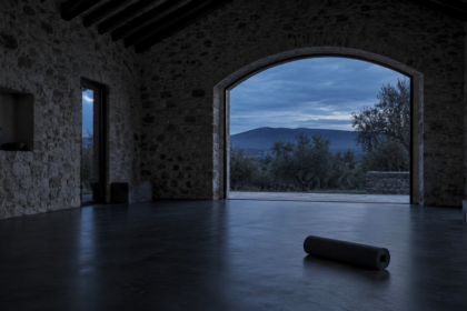 La cuadra donde ahora se practica Ashtanga: qué pasa cuando un cortijo del XIX se convierte en casa de yoga