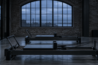 Pilates en Terrassa con reformer, sesiones en dueto, línea sénior y estudios que publican sus tarifas