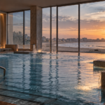 Spa frente al mar al atardecer en la bahía de Cádiz